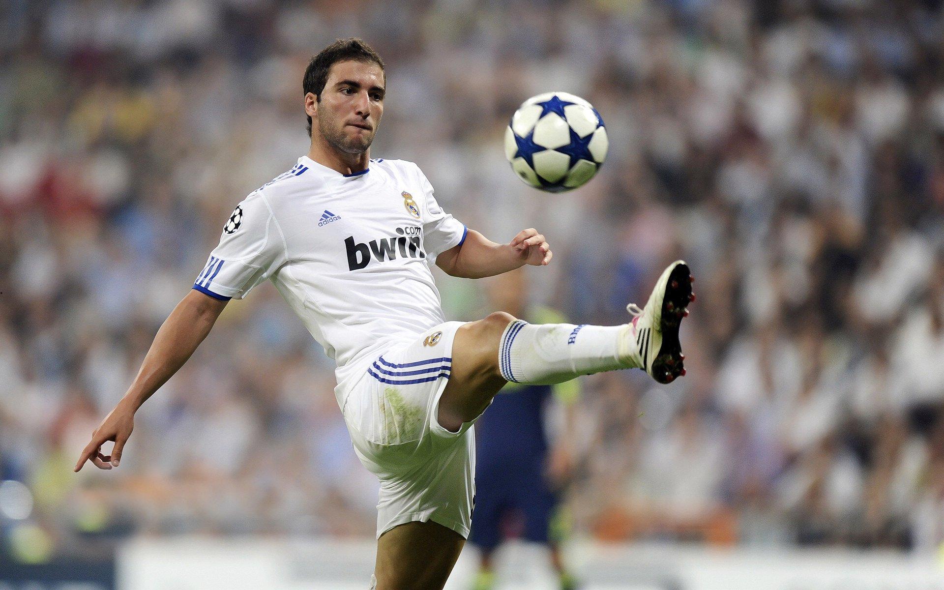 莫伊塞斯家中打造足球圣殿,山东泰山元素满满引球迷赞叹